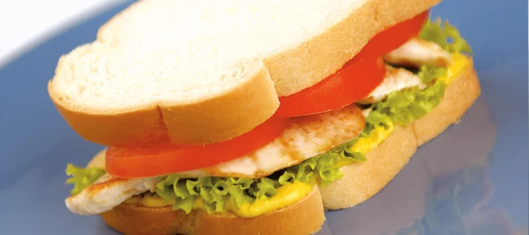 Сендвич со пилешко филе и сенф