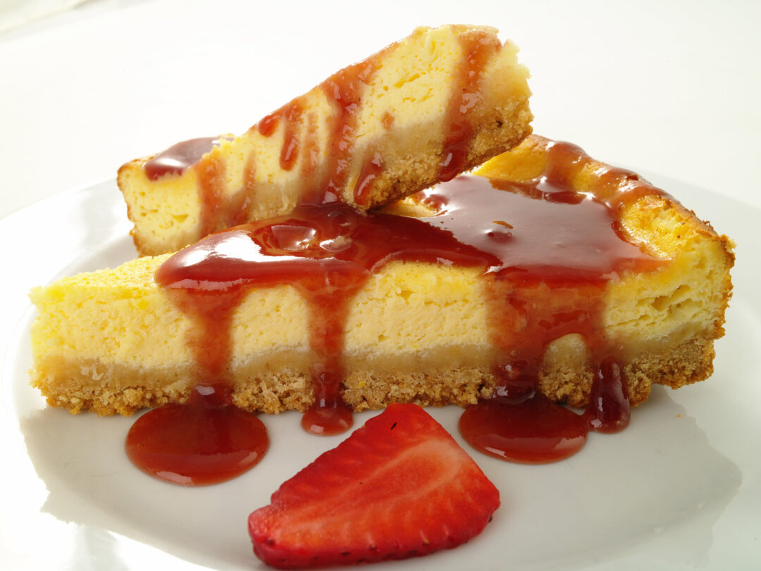 Cheesecake with rusk and strawberries